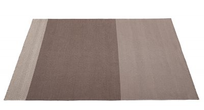 Muuto Varjo Rug Teppich: Rechteckiger Teppich mit braunen und beigen Farbblöcken im Fischgrätmuster.